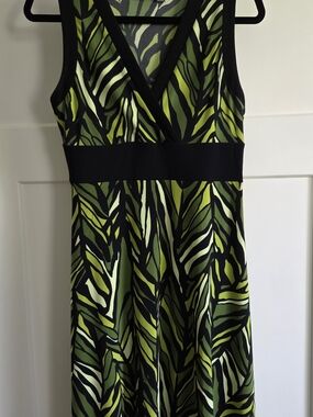 Green and Black Leaf-Print Sleeveless Dress